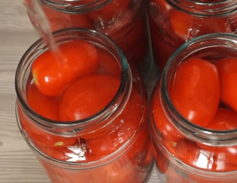 Tomates dans du jus de tomate préparé.  Tomates cerises au jus de tomate.  Tomates douces dans leur jus pour l'hiver