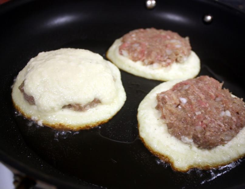 Gumagawa kami ng minced meat pancake gamit ang aming sariling mga kamay.  Ang mga pancake ng karne na may kefir ay isang mahusay na alternatibo sa mga cutlet Mga pancake na may tinadtad na karne at cottage cheese