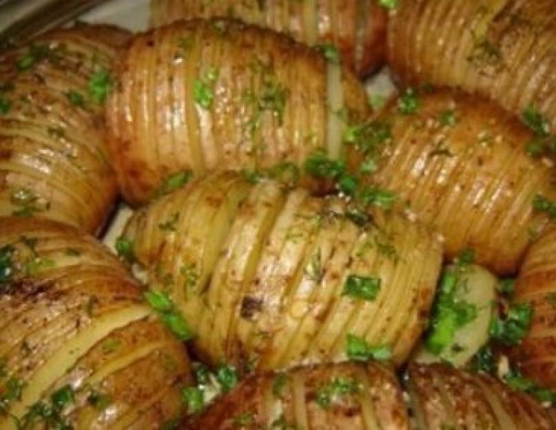 Выпечка картофеля в духовке. Домашняя картошка на противне в духовке. Рецепты картошки на противне в духовке с салом, колбасой, сыром или майонезом