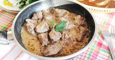 Délicieux foie de bœuf frit aux oignons : recette et astuces de cuisine Foie de bœuf aux oignons dans une poêle