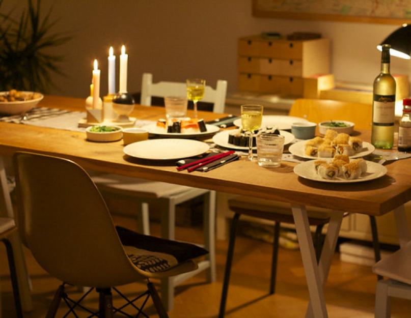 Quels plats peuvent être servis sur la table du Nouvel An ?  Salade à la grecque.  Rouleaux de viande pour la table du Nouvel An