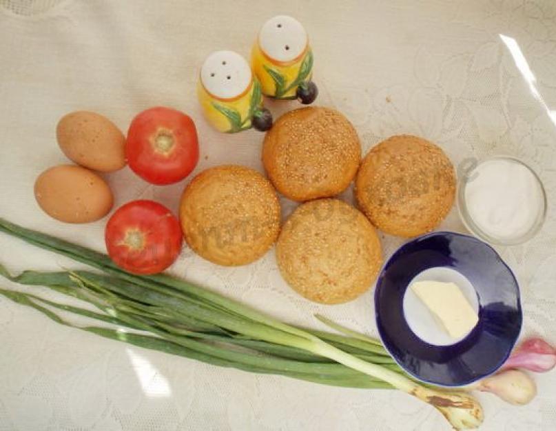  Рецепт: Яичница в булочке - яичница с колбасой и сыром,запеченая в в булочке