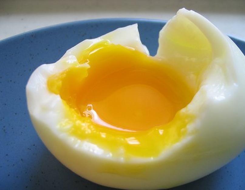 Сколько минут варить яйца всмятку после кипения. Яйца в мешочек сколько минут варить. Как варить перепелиные яйца