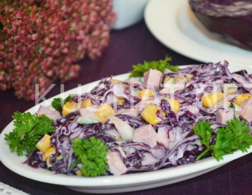 Рецепт: Салат из красной капусты - с копченой колбасой и сыром. Салат из красной капусты с колбасой и горошком