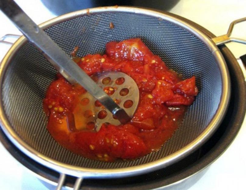 Мякоть помидоров рецепт. Помидоры через сито. Протирание помидор через сито. Сито для томатного сока. Сито помидоры перетирать.