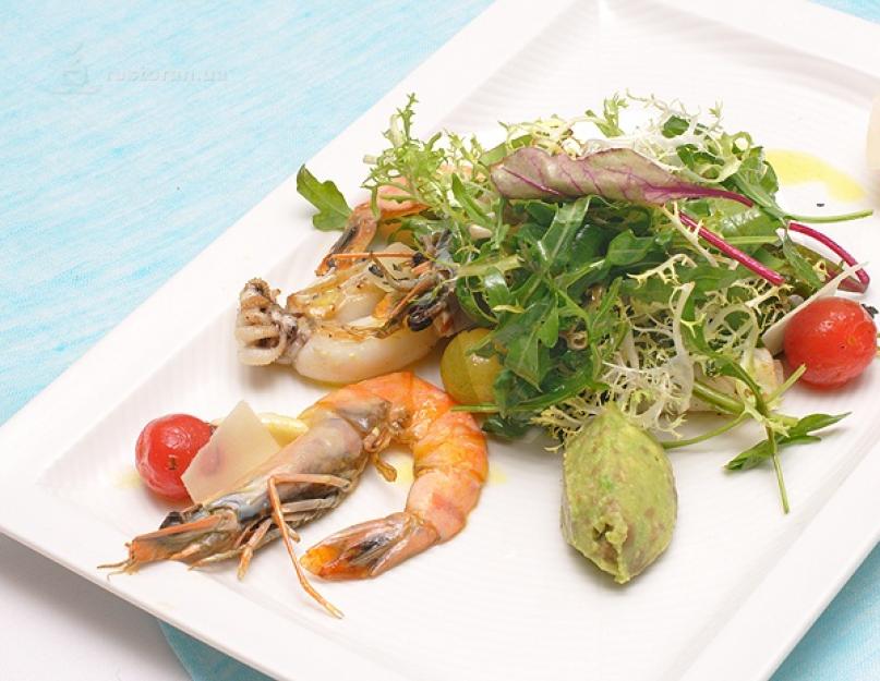 Салат из морепродуктов в масле. Овощной салат с морским коктейлем. Вкусный салат с морепродуктами и свежими помидорами