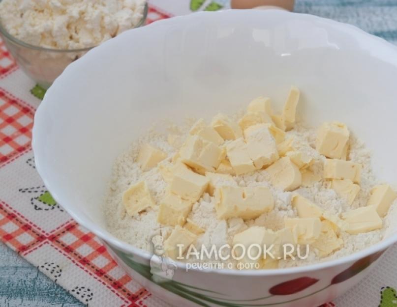 Cuisson avec du fromage cottage et des fraises recettes simples.  La tarte au fromage cottage et aux fraises est une délicieuse version de délicieuses pâtisseries maison.  De la pâte feuilletée