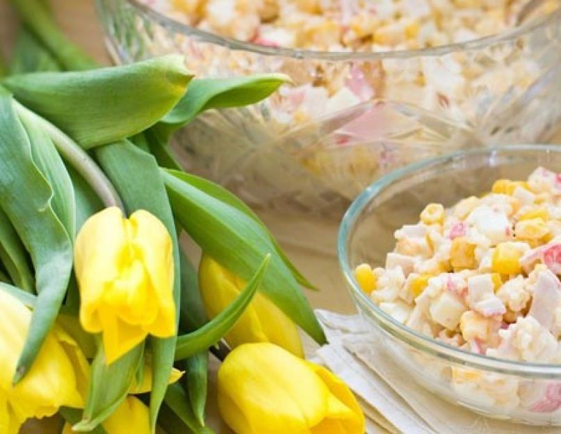 Authentique salade de bâtonnets de crabe.  Salade de bâtonnets de crabe, maïs, œuf et concombre - une recette classique sans riz.  Salade de crabe étagée 