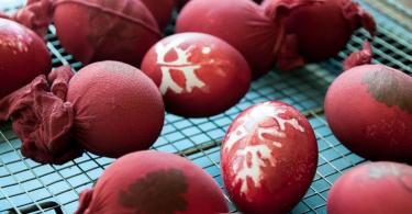 Улаан өндөгний баярын өндөгийг сонгины хальсаар хэрхэн яаж будах вэ Өндөгийг сонгино хальсаар будах нь үзэсгэлэнтэй юм