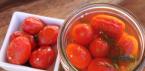 Cómo encurtir tomates en frascos para el invierno utilizando métodos fríos y calientes, y por qué a los tomates les encantan las zanahorias