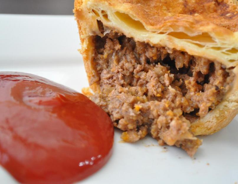 Tarte aux pommes à base de pâte phyllo.  Strudel aux pommes classique à base de pâte phyllo.  Comment faire un strudel grec aux pommes et milopita