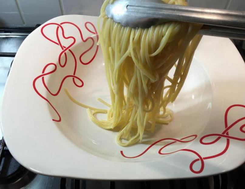 Спагетти с тунцом консервированным в сливочном соусе, рецепты. Макароны с консервированным тунцом