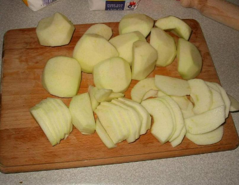 Как испечь яблочный пирог в мультиварке. Как испечь вкусный яблочный пирог в мультиварке. Простой и самый вкусный рецепт шарлотки с яблоками, на кефире