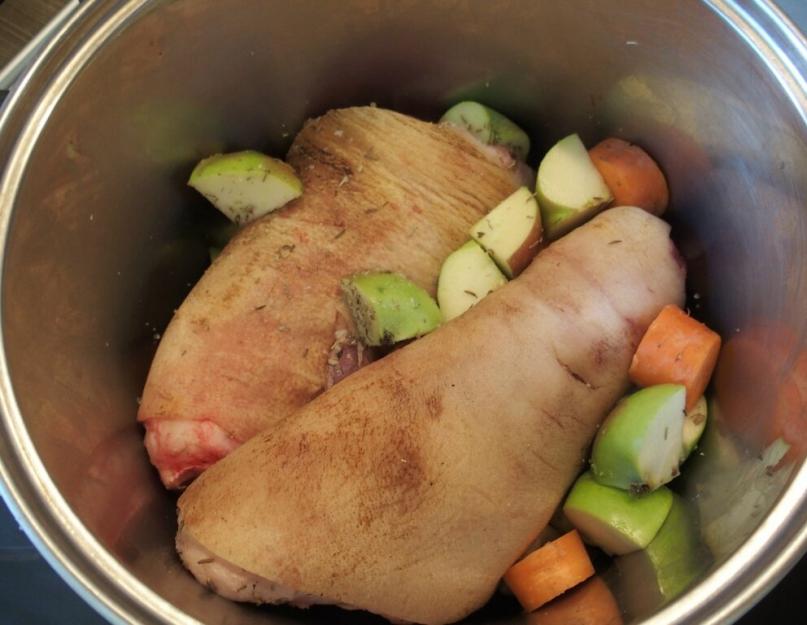 Recept na pečené kančie koleno.  Ako uvariť kančie koleno: recept s prílohou z dusenej kapusty.  Príprava a varenie