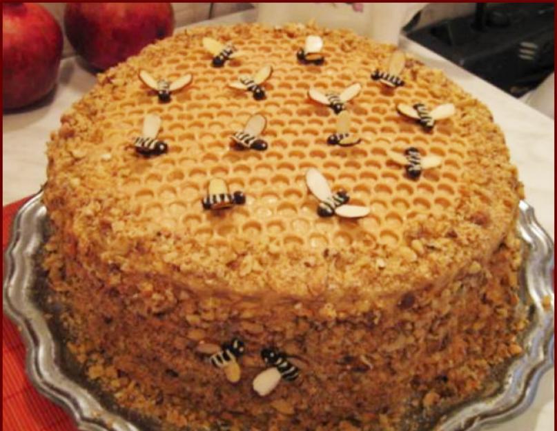 Торт медовик обычный рецепт. Сначала мед соединяем с содой и ставим на водяную баню. Медовый торт рецепт классический
