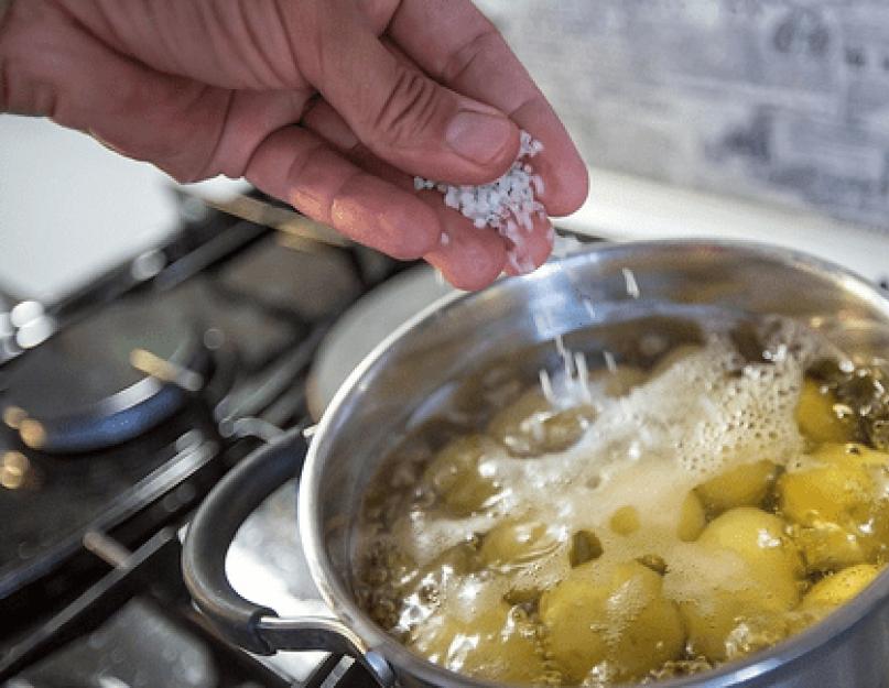 Combien de minutes faut-il pour cuire des pommes de terre dans une casserole ?  Comment faire bouillir des pommes de terre en chemise.  Quel genre de pommes de terre cuisiner