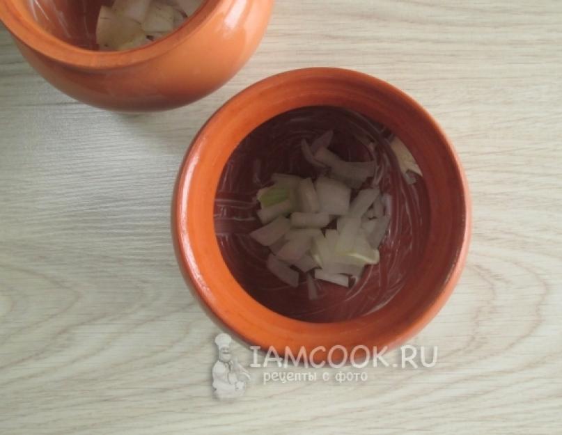 Семга в горшочке фото. Горбуша в горшочках в духовке. Картофель в горшочке с рыбой. Семга в горшочке. Семга с овощами в горшочках.