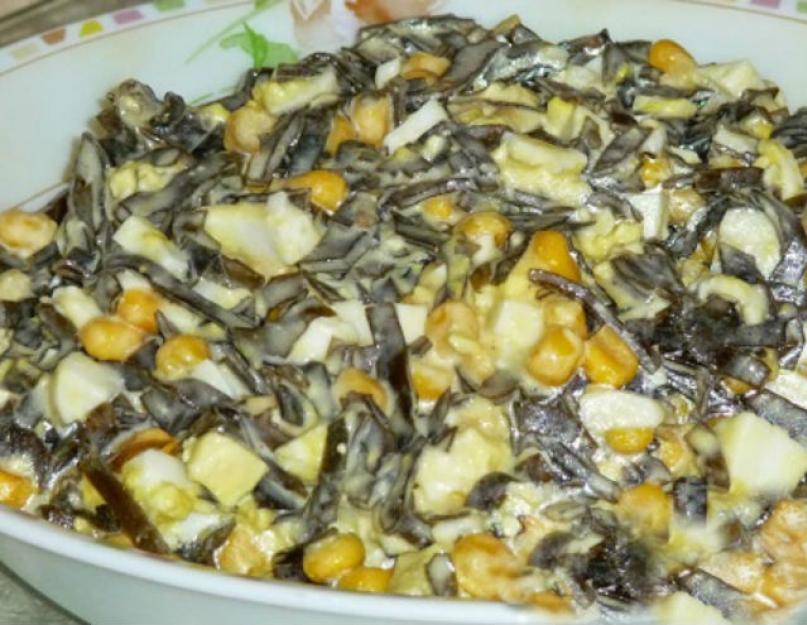 Салат из свежий огурец кукуруза морская капуста. Салат морская капуста кукуруза крабовые палочки. Салат с морской капустой и крабовыми палочками