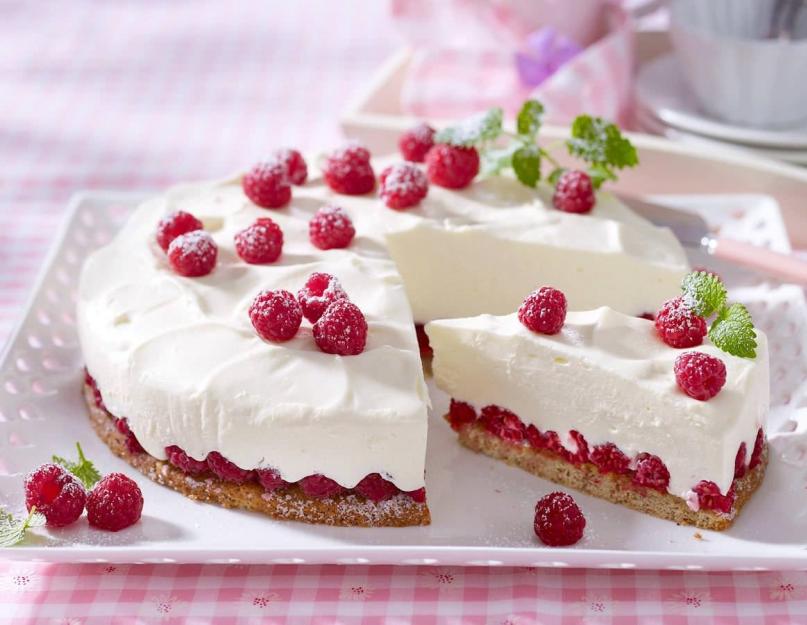 Tarte aux framboises surgelée simple.  Tarte aux framboises.  Tarte aux framboises fraîches sur pâte feuilletée