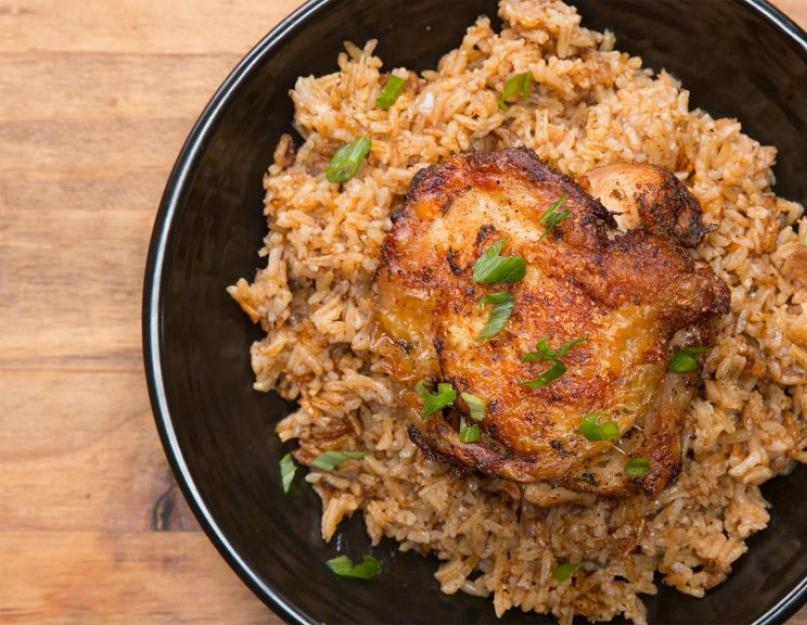 Muslos de pollo en olla de cocción lenta con arroz.  Muslos de pollo en olla de cocción lenta con arroz.  Arroz con muslos y alitas de pollo