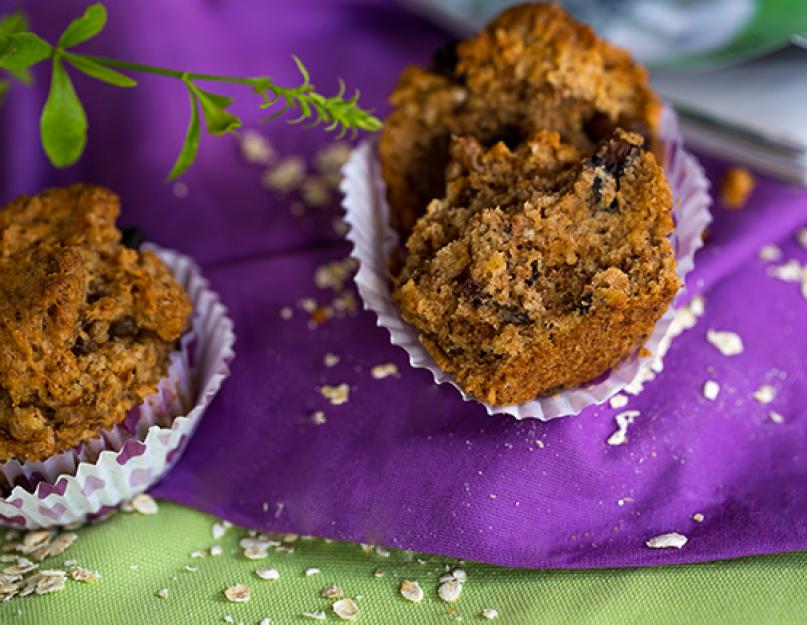 Caillé des muffins sans farine dans des moules en silicone.  Recettes de cupcakes diététiques pour perdre du poids.  Muffins à l'avoine et aux raisins - un délice de vrais champions