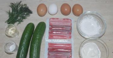 केकड़े की छड़ें, अंडे के पैनकेक और सब्जियों के साथ सलाद