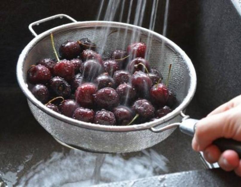 Compote de cerises n.  Compote de cerises - préparation de la nourriture et des ustensiles.  Doux couple, ou compote de cerises et canneberges