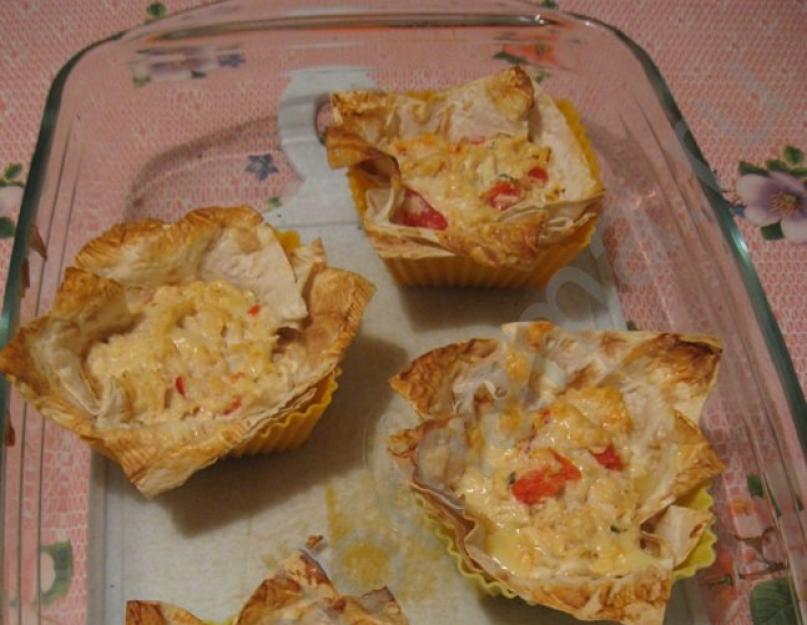 Les paniers fourrés sont prêts au four.  Tartelettes très savoureuses fourrées au jambon.  Boulettes de fromage en tartelettes « Porcelets »