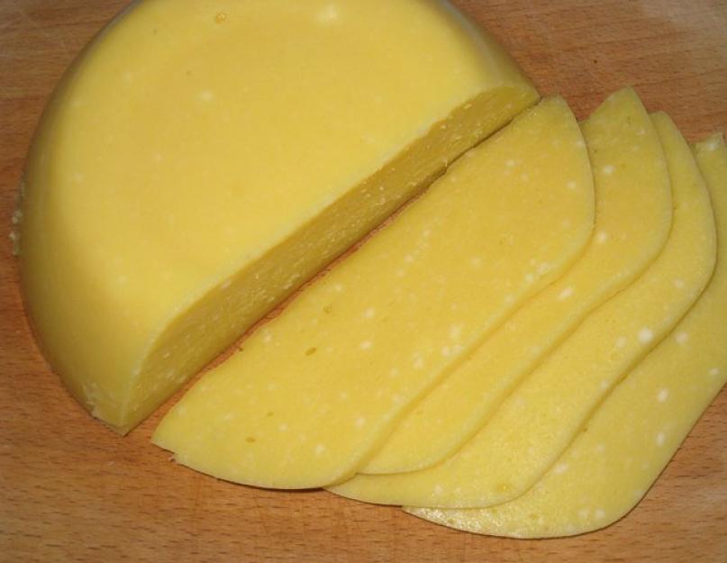 Recette pour faire du fromage à pâte dure à partir de fromage cottage.  Fromage à pâte dure fait maison à base de fromage cottage et de lait.  Fromage au lait de chèvre maison