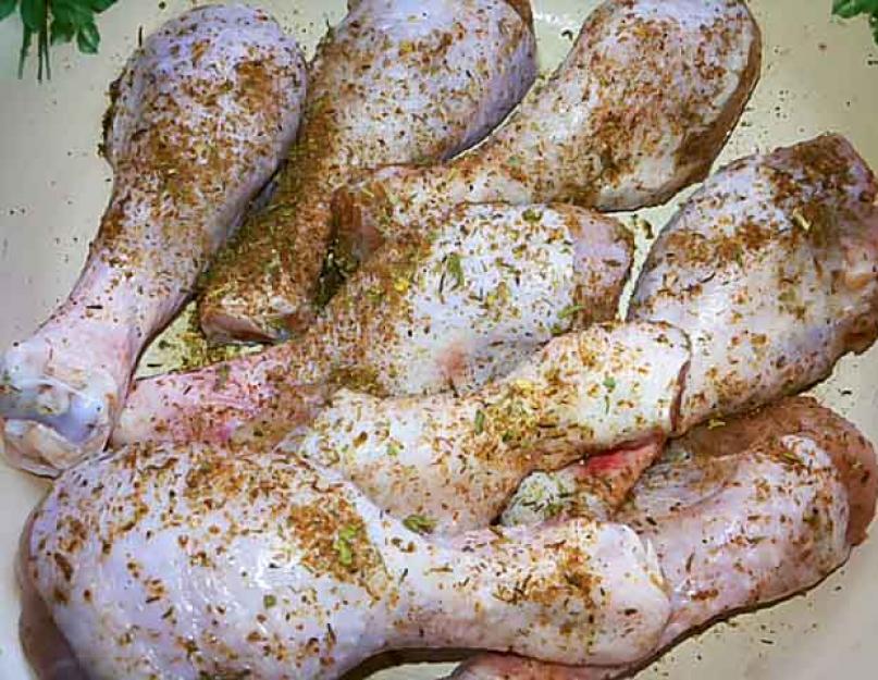 Куриные ножки запеченные с картофелем и грибами. Курица в духовке с картошкой и грибами рецепт с фото. Как просто запечь курицу с картошкой и грибами