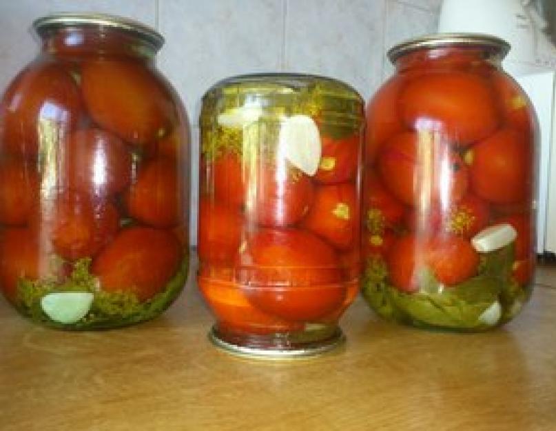 Консервированные томаты. Рецепт консервированных томатов без специй. Нарезанные дольками помидоры с луком «Очень-очень»