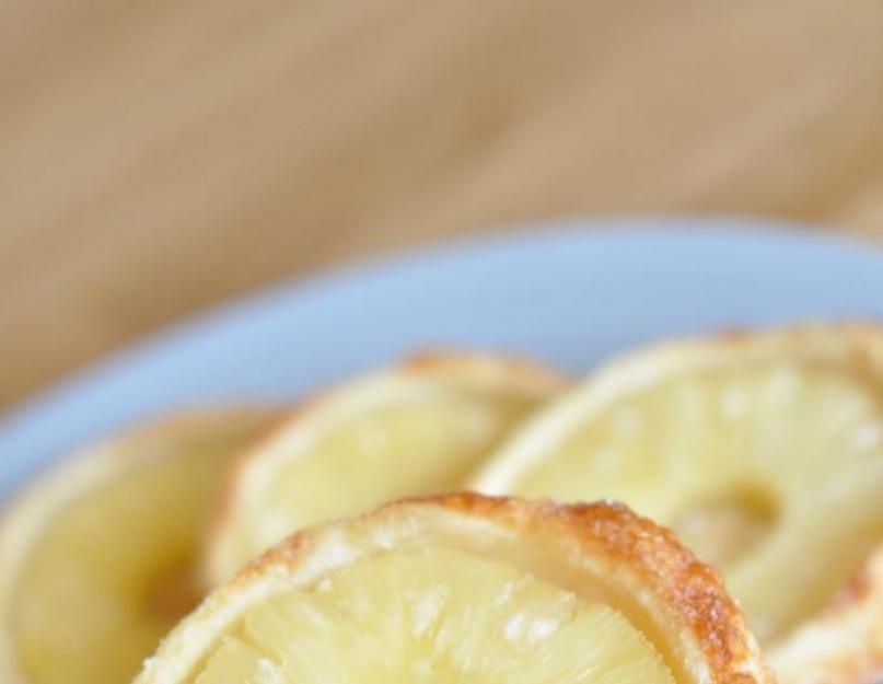 Recette de pâte feuilletée aux ananas.  Ananas en pâte feuilletée.  Avec des ananas en conserve