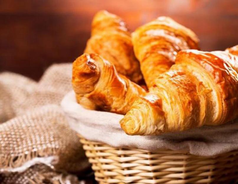 Croissants maison à base de pâte feuilletée.  Recette étape par étape des croissants classiques