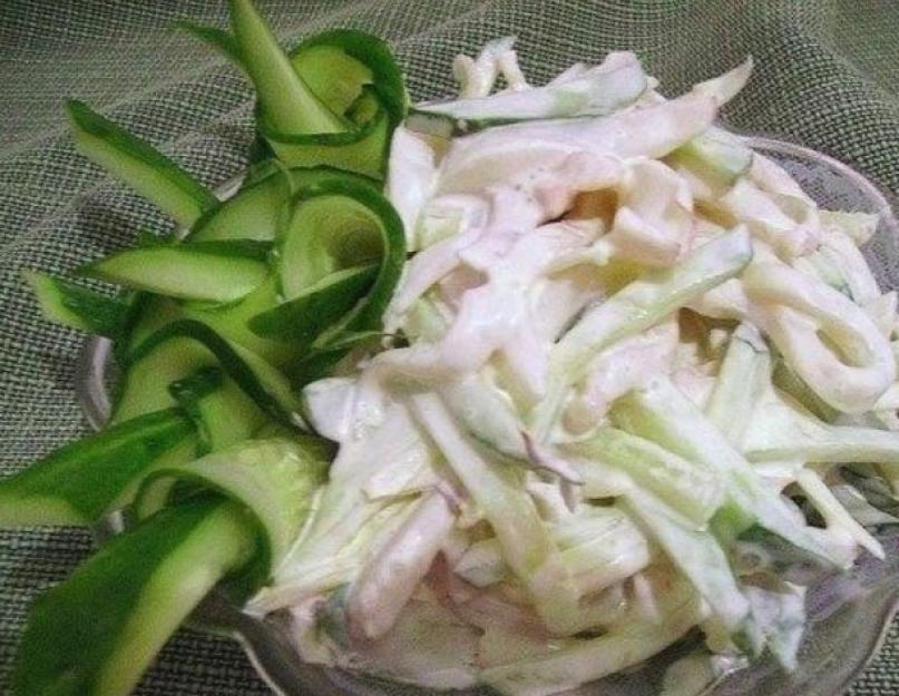 Простой салат с кальмарами от известных поваров. Овощной салат из жареных кальмаров. Салат из кальмаров с огурцом и яйцом и кукурузой