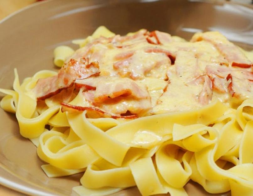 Recettes de pâtes carbonara au jambon.  Pâtes carbonara au jambon et à la crème - buon appetito.  Pâtes carbonara - version classique avec bacon et crème