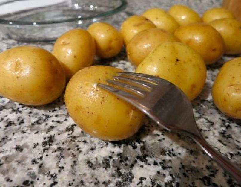 Сколько готовить картошку мундире в микроволновке. Как картофель в микроволновке – рецепты для ленивых и начинающих хозяек. Картошка в микроволновке рецепты