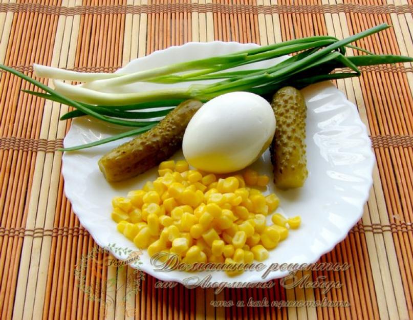 Salade aux œufs et oignons frits.  Faire une salade légère à la pomme verte.  Comment faire une salade d'oignons verts et d'œufs