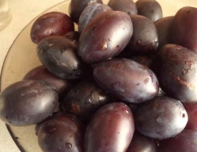 Confiture de prunes bleues.  Confiture de prunes aux noix pour les gourmets particuliers.  Confiture épaisse de prunes