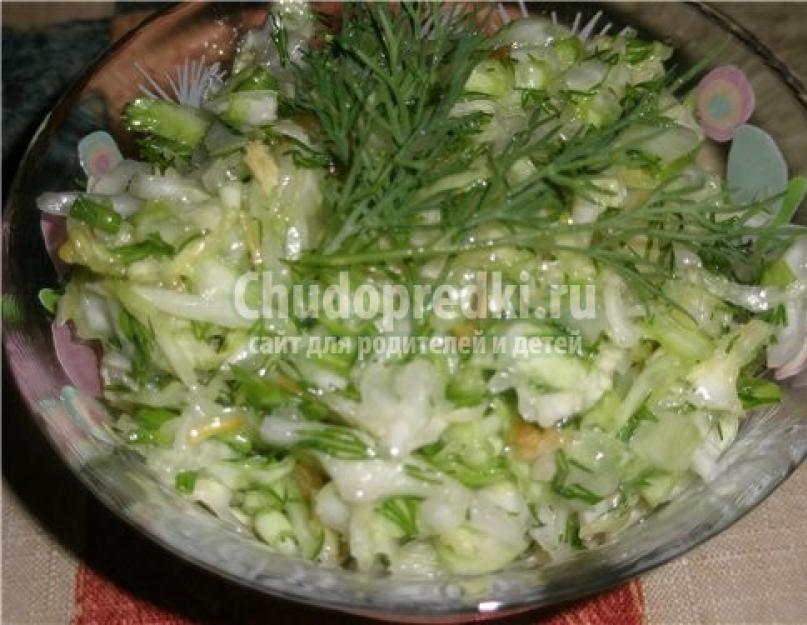 Салат капуста по домашнему рецепт. Салат с пекинской капустой и горошком. салат пекинская капуста огурец горошек. пп салат с пекинской капустой. салат из пекинской капусты огурца и зелени.