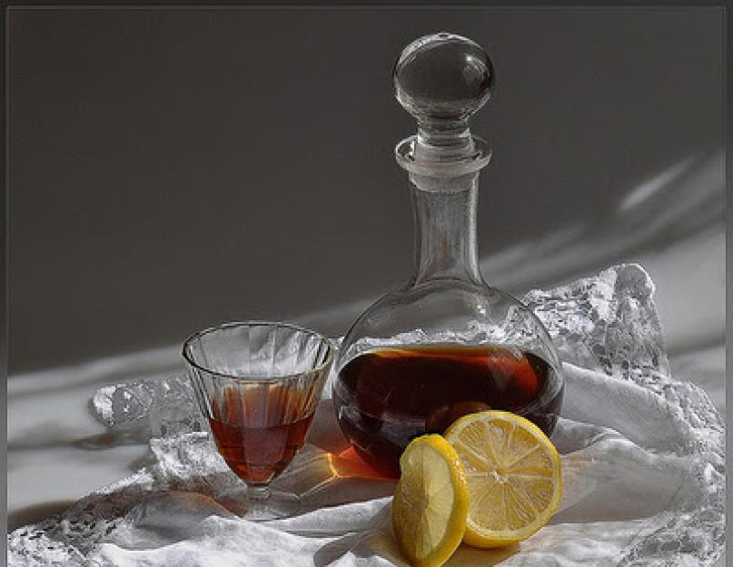 Recette de cognac maison avec alcool et café.  Cognac fait maison à base d'alcool (imitation de sucre brûlé et d'écorce de chêne)