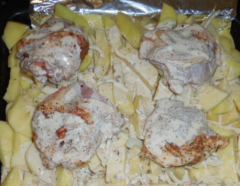 Куриное бедро запеченное с картофелем. Готовим куриные бедрышки с картошкой в духовке — быстро и вкусно