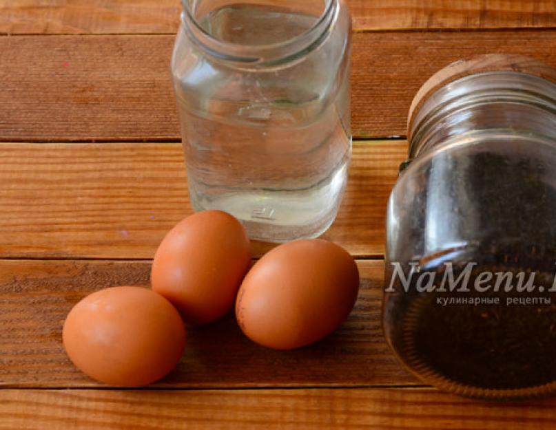 Как покрасить яйца заваркой черного. Как подготовить яйца к покраске чаем или кофе. Как покрасить яйца в луковой шелухе мраморные