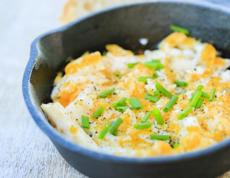 Omelette à l'oignon.  Omelette aux oignons verts au beurre Oeufs brouillés aux oignons verts