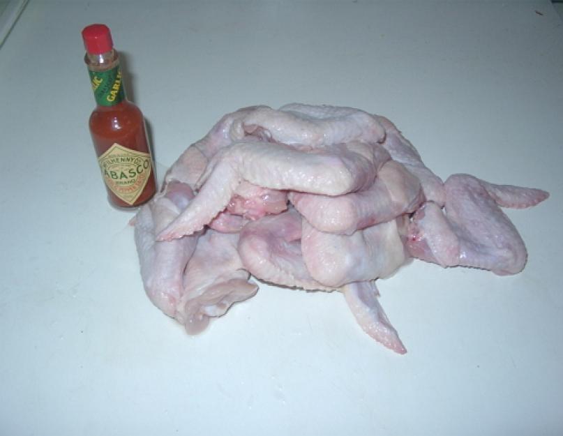 Ailes de poulet fumées maison.  Fumoir fumé à chaud.  Une recette de fumage rapide sans mariner.  Préparation de la viande et du matériel pour le fumage