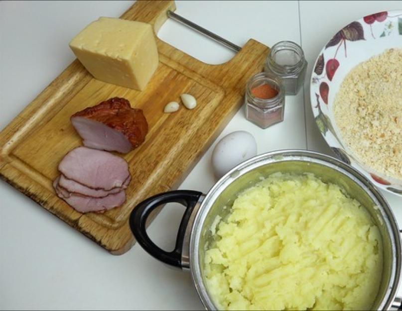 Картофельные шарики с сыром и ветчиной во фритюре с кефирным соусом. Очень вкусные шарики из картофельного пюре с ветчиной и сыром