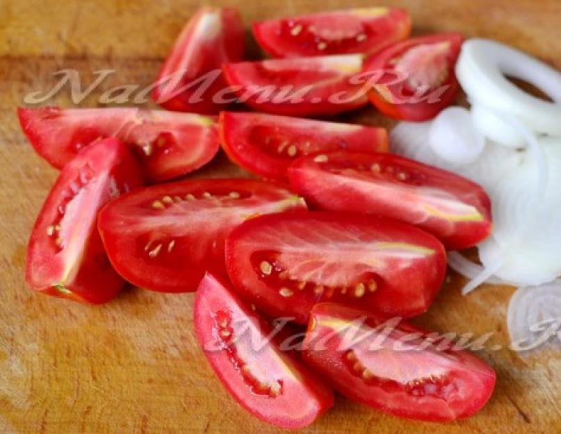 Острые помидоры дольками на зиму. Как сделать вкусные помидоры дольками в заливке с чесноком, луком и растительным маслом. Помидоры дольками на зиму в масле с душистыми травами