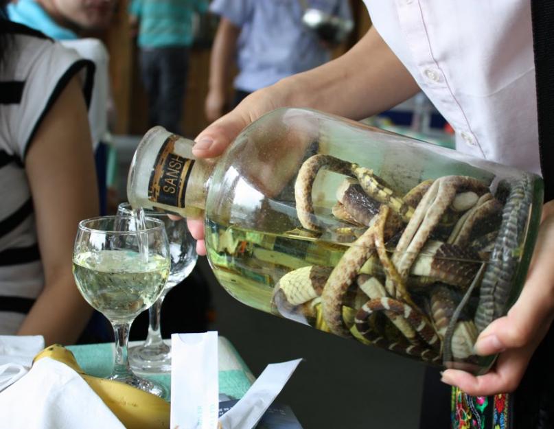 Кобра в бутылке. Змеевка (вино или водка со змеей) – экзотическое спиртное Востока