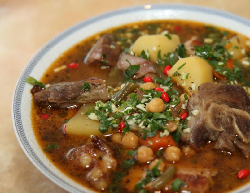 Soupes d'agneau.  Préparons un lagman traditionnel.  Soupe d'agneau et de prunes