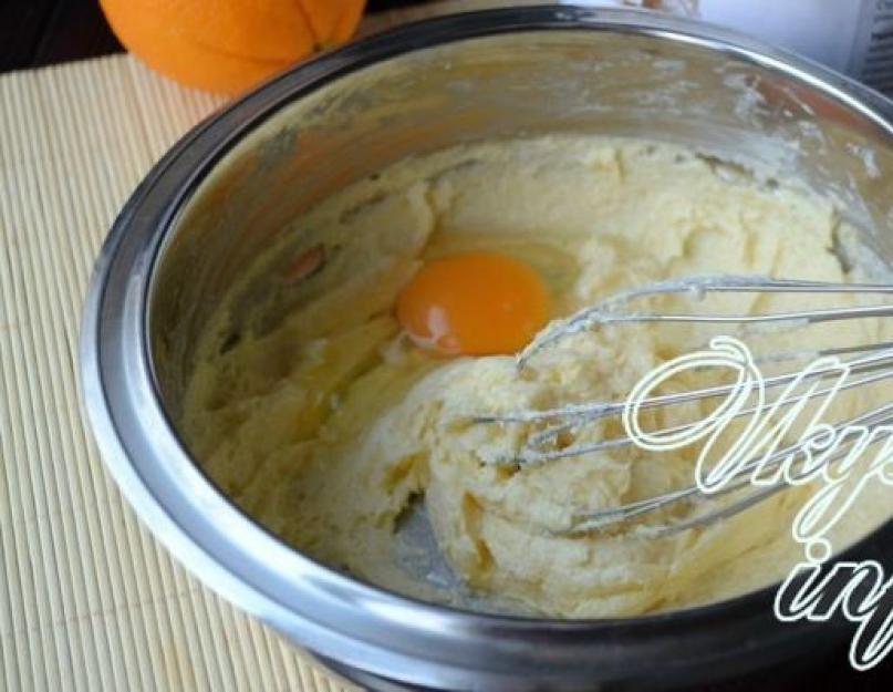 Gâteau aux zestes d'orange et abricots secs.  Délicieux gâteau au citron avec zeste et glaçage