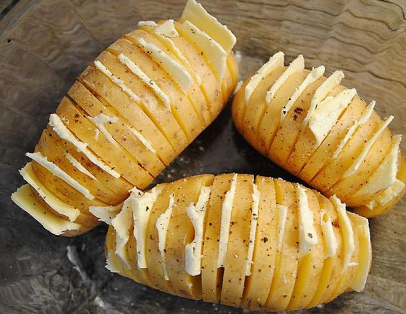 Картошка гармошка запеченная в духовке с колбасой. Картофель, запеченный с грудинкой